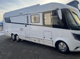 Ervaar een luxe camper met welnessfaciliteiten!，位于Haaltert的露营地