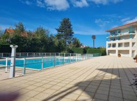 Appartement du golf terrasse piscine tout à pied，位于西布勒的酒店