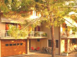 Residence Le Palme appartamenti，位于马尔切西内的带泳池的酒店