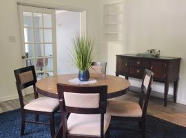 4 bd home close to Fort Liberty，位于费耶特维尔的酒店