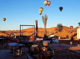 luxury sahara tents，位于Hassilabied的酒店