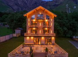 1740 Boutique Hotel Kazbegi，位于卡兹贝吉的带停车场的酒店