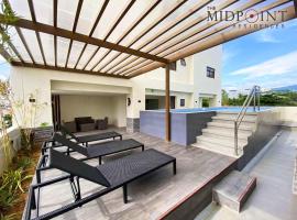 The MIDPOINT Residences 2 bedroom for couple or family condo near Ayala Center Cebu and SM City Cebu，位于曼达维市的酒店