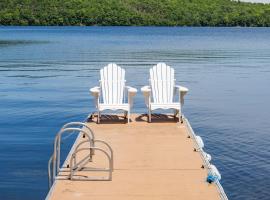 Incredible water view with canoe and kayaks，位于Westport的酒店