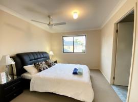 Cosy Room in Southport, Short Walk To Tram Stop，位于黄金海岸的酒店