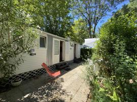 Mobile Home tout confort 4 pers, proche plage et centre, clim, TV, terrasse, parking - FR-1-709-75，位于富拉的酒店