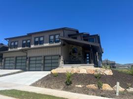 4 bd Ski Villa with Hot Tub and Bunk Room by lake!，位于希伯城的酒店