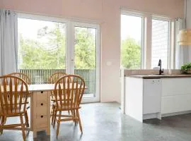 WHITE HAUS Close to beach and trails, Pet friendly