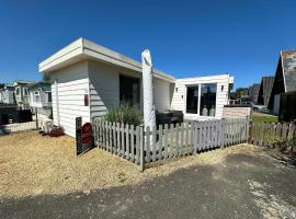 Chalet Nieuwpoort near Beach & Pool，位于尼乌波特的酒店