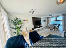 Marina Sea View APT - Second Floor WITH LIFT, Modern，位于霍利黑德的公寓