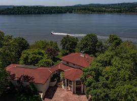 Hudson River Valley Estate New Listing，位于Verplanck的酒店
