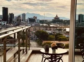 Kuching City Center Riverine Apartment With Balcony and Marvelous Views