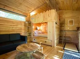 JOLIE CABANE BOIS SOUS LES CHENES Hourtin bourg