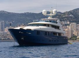 Yacht iRama Cannes，位于戛纳的酒店