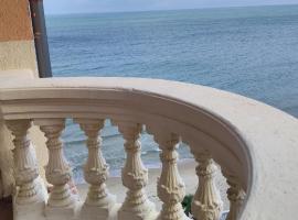 Atrium Beach Apartments，位于埃勒尼特的酒店