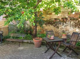 Pet Friendly Apartment In Rosia With Kitchen，位于罗西亚的酒店
