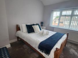 Woodcote House, 4 large bedrooms, close to WV1, JLR, M54，位于比尔斯通的酒店