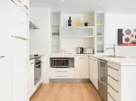 Sunny and Spacious - moments from the Beach and Downtown