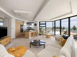 Luxury Ocean & Harbour Views - Heated Pool, Main Beach & Gym