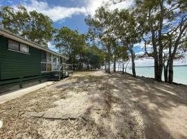 Stafford Hall - Burrum Heads- Riverfront- 3BR- Great Views，位于Burrum Heads的酒店