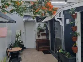 Cosy PET FRIENDLY Granny flat with private courtyard