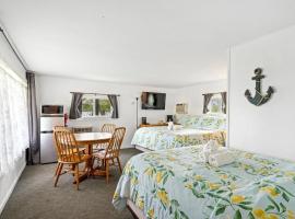 South Arm Retreats Motel @ Lake Charlevoix - A Family Suite，位于East Jordan的酒店
