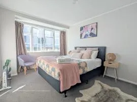 Classical kiwi holiday home near city center