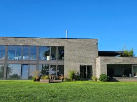 Les Croisettes 88, design loft XXL with amazing vue for peaceful stay，位于Trooz的酒店