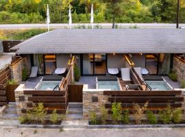 Sylvia Camping & Luxury Suites, Panel Hospitality Homes & Villas，位于里托楚伦的酒店