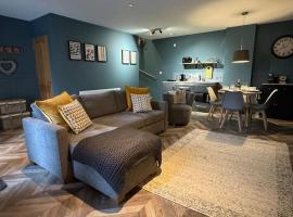Stylish House with hot tub，位于Dalry的酒店