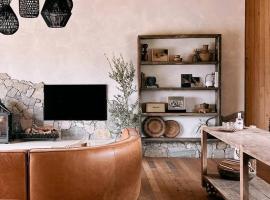 Highland Ten - Luxury Rustic Retreat - Sleeps 10，位于默立基的酒店