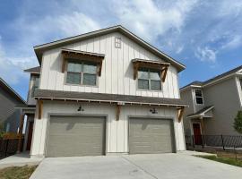 Cozy Spot in San Antonio by Lackland & Seaworld，位于Von Ormy的酒店