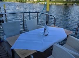 Wohnboote Marina Niederhavel，位于哈弗尔河畔勃兰登堡的酒店