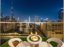 Luxury 2BR with Burj view, very close to Dubai Mall，位于迪拜的别墅