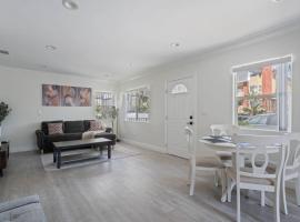 Serene Home in Central Burbank，位于伯班克的酒店
