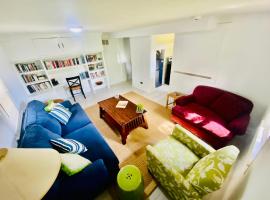 Cheerful 3 Bedroom Home, Walk To Uvastadium，位于夏洛茨维尔的酒店