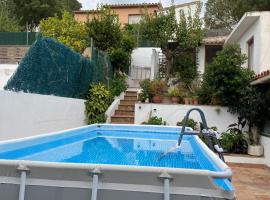 Casa con terraza, piscina y zona barbacoa，位于Montrás的酒店