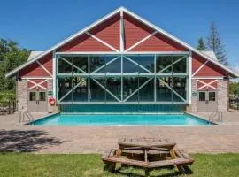 Cozy king bed Suite - pullout couch - Pool on grounds