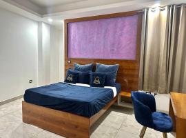 luxury room on NH8 near Hero Honda Chowk Gurgaon，位于古尔冈的酒店