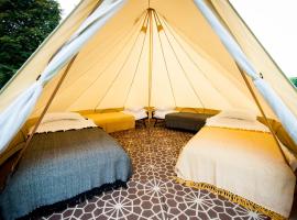 Nine Yards Family Glamping @ Farrington's Farm，位于布里斯托的酒店