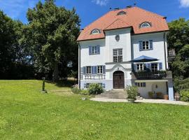 Ferienwohnung Villa Victoria mit grandiosem Seeblick und Gartennutzung in Jugendstil Villa，位于基姆湖畔格斯塔特的酒店