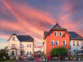 The Little Britain Inn Themed Hotel One of a Kind In Europe，位于Vettelschoß的酒店