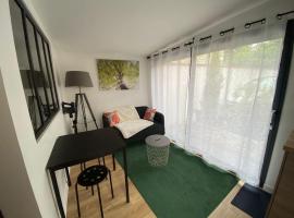 Cozy maisonette in Versailles 15 min from Paris，位于凡尔赛的酒店