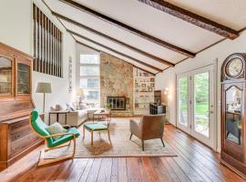 Spacious Home with Porch, 4 Mi to Downtown Clemson!，位于Central的酒店