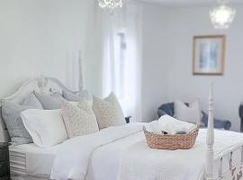 Vintage Farmhouse with Hot Tub on Vineyard，位于Waterford的酒店