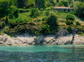 Pitsimenti Center for Peace, private boat - sea access and closest point to Marathonisi island，位于马蒂亚斯的露营地