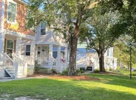 Cute and Cozy Comfy Birds Junior Cottage - 1 mile to Dwntn Ocean Springs, near Beach with Golf Cart