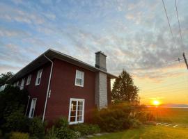 La Maison Rouge - Bed & Breakfast - La Pocatière，位于拉波卡捷尔的酒店