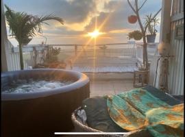 Artistic Sea View Getaway with Hot Tub，位于兹奇隆亚科夫的酒店