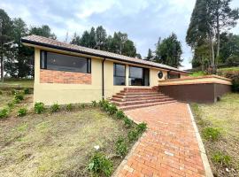 Lujosa Cabaña Represa del Sisga TV Wifi Cocina BBQ，位于Chocontá的酒店